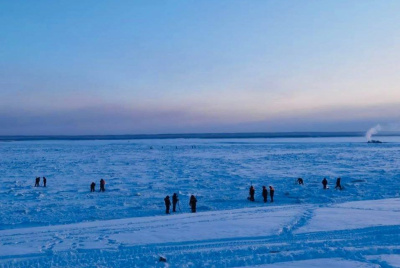 Спасатели расширили зону поиска мужчин, провалившихся под лед на реке Лене / ЯСИА   
