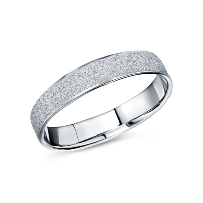 Золотое обручальное кольцо