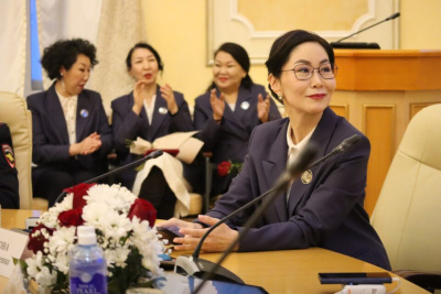 В Якутске наградили лучших сотрудников ЗАГС по итогам 2025 года / Нарыйа Пахомова   