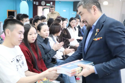 Участники Елки главы Якутии встретились с героями СВО и спортсменами / ЯСИА   