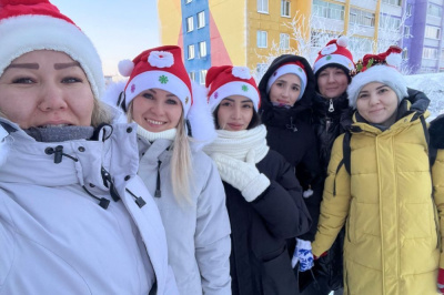 В акции «Елка добра» в Удачном участвуют молодые специалисты детских садов /    