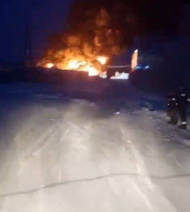 В Среднеколымске на заправочной станции загорелся бензовоз / Саина Титова   