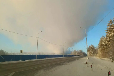 В Якутске продолжают тушить горящий мусорный полигон / ЯСИА   