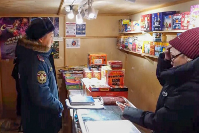 МЧС Якутии проводит проверки безопасности точек продажи пиротехники / ЯСИА   