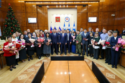 Айсен Николаев вручил государственные награды отличившимся якутянам / Саина Титова   