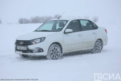 Пострадавшим на производстве якутянам вручили автомобили Lada Granta / ЯСИА   