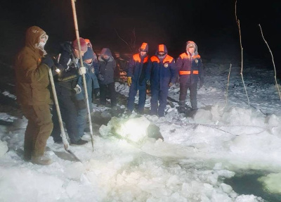 Найдено тело одного из мужчин, провалившихся на тракторе под лед на реке Лене / ЯСИА   
