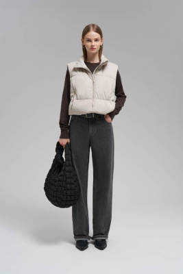 Утепленный жилет с искусственным наполнителем