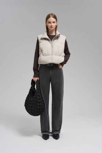 Утепленный жилет с искусственным наполнителем