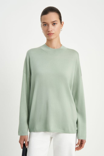 Джемпер свободного силуэта с высоким воротником