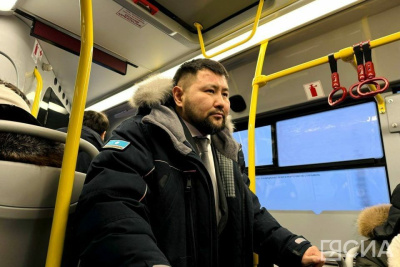 Евгений Григорьев провел пресс-конференцию с журналистами в ремонтном цеху МУП ЯПАК Якутска / Мария Архипова Якутск Якутск Республика Саха (Якутия)