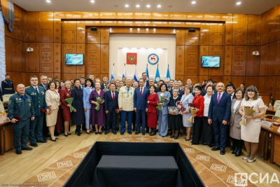 Айсен Николаев вручил якутянам государственные награды в преддверии Нового года / Саина Титова   