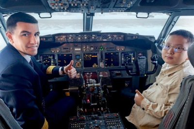 Новогоднее волшебство: авиакомпания «Якутия» исполнила заветную мечту юного поклонника авиации / ЯСИА   