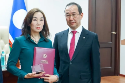 Глава Якутии вручил вдове Героя России Дмитрия Егорова копию именного алмаза / ЯСИА   