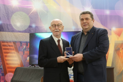 Ветераны "Комсомольской правды" удостоены медалей и памятных знаков СЖР /    