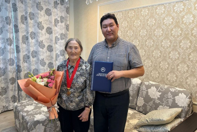 Орденом фонда первого президента Якутии наградили заслуженного учителя РФ Анну Слепцову / ЯСИА   