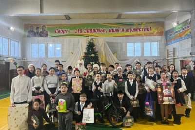 Алмазэргиэнбанк вместе с клиентами и партнёрами подарил новогоднее чудо детям коррекционной школы / ЯСИА   