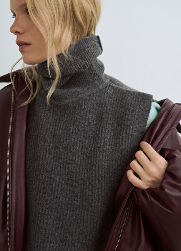 Вязаная манишка, Серый