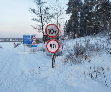 На ледовой переправе через реку Амгу в Амгинском районе увеличили грузоподъемность  / ЯСИА   