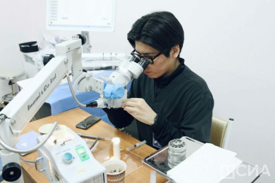 Якутские офтальмологи тренируются проводить операции на свиных глазах / Саина Титова   