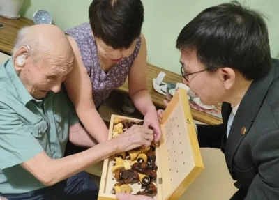 Ветерана войны, 101-летнего Наума Слепцова поздравили с наступающим Новым годом / ЯСИА   