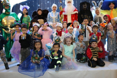 Профсоюзная елка вновь собрала детей активистов / ЯСИА   