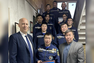 Колымских спасателей наградили за мужество при тушении пожара на АЗС в Среднеколымске / ЯСИА  Среднеколымский Республика Саха (Якутия)