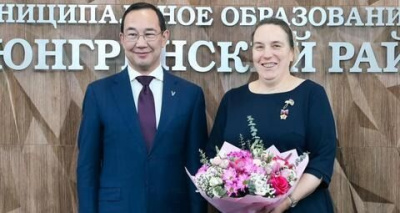 Глава Якутии вручил многодетной матери Татьяне Юдинцевой орден «Мать-героиня» / ЯСИА   