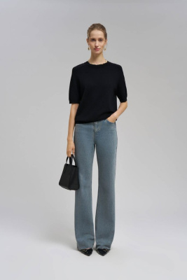 Легкий джемпер полуприлегающего кроя с коротким рукавом