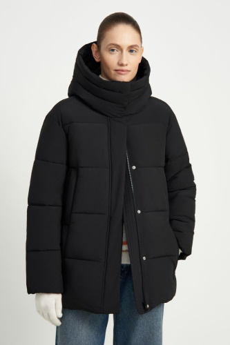 Утепленная куртка с капюшоном и воротником-стойкой