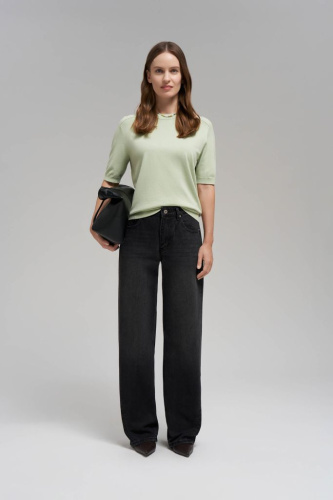 Легкий джемпер полуприлегающего кроя с коротким рукавом