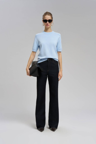 Легкий джемпер полуприлегающего кроя с коротким рукавом