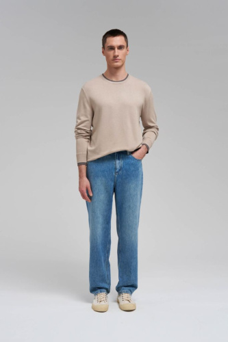 Легкий базовый джемпер полуприлегающего кроя