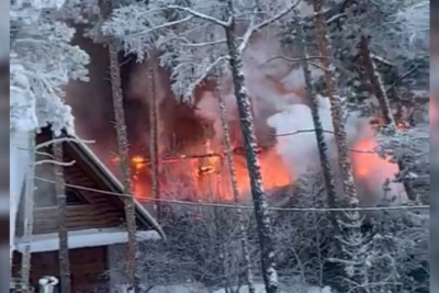 В Якутске в районе Хатынг-Юряха загорелся частный двухэтажный дом / Анна Лебединская Якутск Якутск Республика Саха (Якутия)