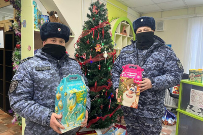 Росгвардейцы Якутии участвуют в благотворительной акции «Елка добра» / ЯСИА   