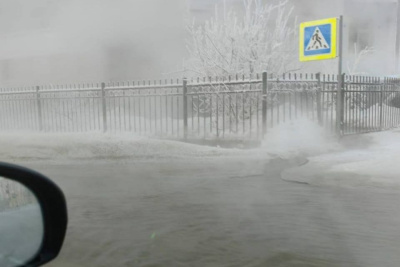 На улице Лермонтова в Якутске произошел разлив горячей воды / ЯСИА Якутск Якутск Республика Саха (Якутия)