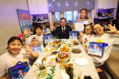 Школьнице из Якутска передали подарок от Айсена Николаева / ЯСИА   