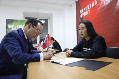 Глава Якутии Айсен Николаев поставил подпись в поддержку президента России Владимира Путина / ЯСИА   