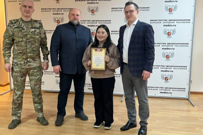 В Донецке наградили врача из Якутии Марфу Никитину / Саина Титова   