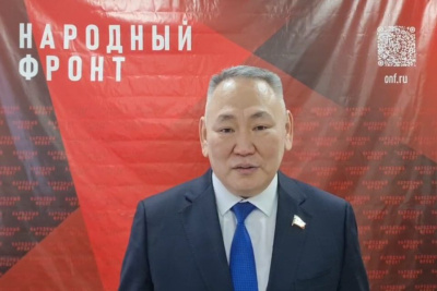 Сенатор РФ Сахамин Афанасьев поставил подпись в поддержку Владимира Путина / ЯСИА   