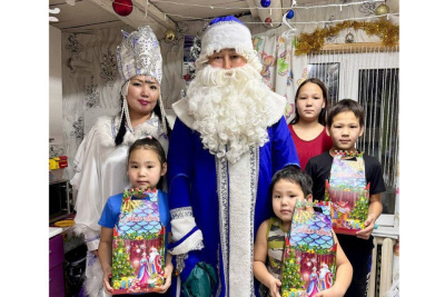 В Хангаласском районе сотрудники нацпарка «Ленские столбы» раздали детям подарки / Нарыйа Пахомова  Хангаласский Республика Саха (Якутия)