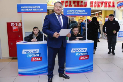 В столице Якутии продолжается сбор подписей в поддержку Владимира Путина / ЯСИА   