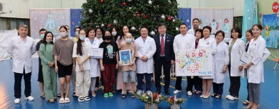 Председатель Правления АКБ «Алмазэргиэнбанк» АО Николай Долгунов вручил РБ№1 – НЦМ им. М.Е. Николаева сертификаты на медицинские кровати и оборудования /    