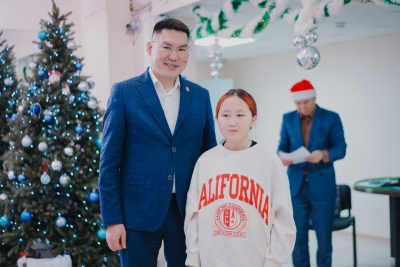 Петр Попов встретился с детьми – участниками акции «Елка желаний» / ЯСИА   