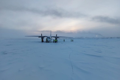 Причиной посадки Ан-24 в Зырянке на косу реки могла стать ошибка в пилотировании судна  / ЯСИА   