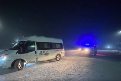 В Якутии инспекторы ДПС помогли туристам из Китая с заглохшим от холода автомобилем / ЯСИА   Республика Саха (Якутия)