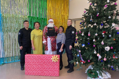 Дед Мороз спецназначения Росгвардии поздравил воспитанников адаптивной школы-интерната Якутска / ЯСИА Якутск Якутск Республика Саха (Якутия)