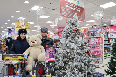 Сотрудники УФСИН по Якутии приняли участие в акции «Елка желаний» / ЯСИА   