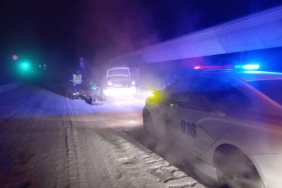 Сотрудники ГИБДД в Якутии помогли застрявшему на ночной дороге водителю починить автомобиль / ЯСИА   Республика Саха (Якутия)
