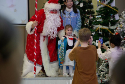 Волонтёрское движение «Цунами добра» провело новогоднее торжество для детей в Якутске / ЯСИА Якутск Якутск Республика Саха (Якутия)